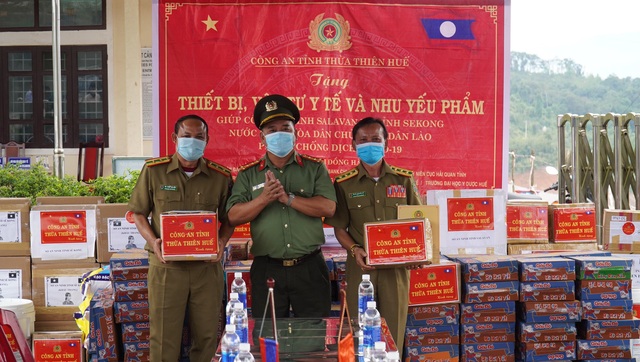 Công an tỉnh Thừa Thiên Huế &quot;tiếp sức&quot; cho nước bạn Lào chống dịch Covid-19 - Ảnh 2.