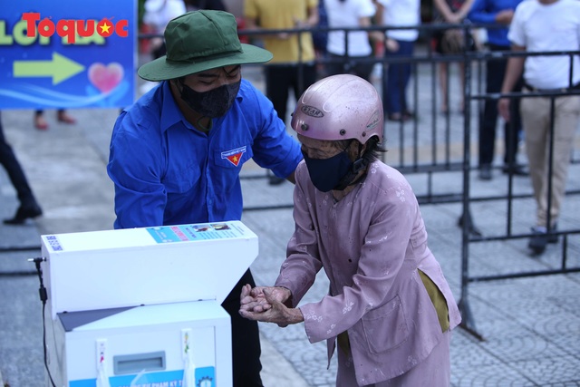 Nhiều người đến nhận hỗ trợ khi 2 máy “ATM gạo” đầu tiên ở Đà Nẵng bắt đầu hoạt động  - Ảnh 5.