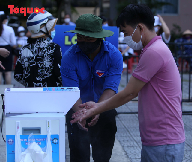 Nhiều người đến nhận hỗ trợ khi 2 máy “ATM gạo” đầu tiên ở Đà Nẵng bắt đầu hoạt động  - Ảnh 6.