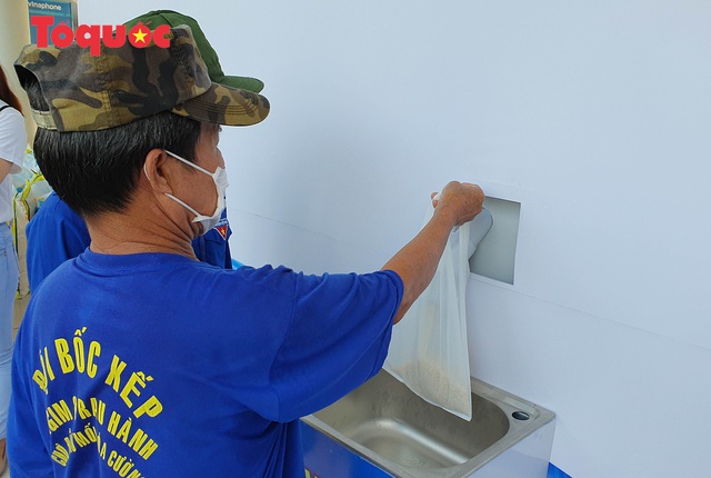 Nhiều người đến nhận hỗ trợ khi 2 máy “ATM gạo” đầu tiên ở Đà Nẵng bắt đầu hoạt động  - Ảnh 7.