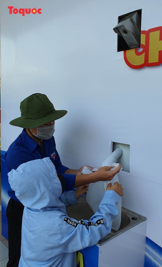 Nhiều người đến nhận hỗ trợ khi 2 máy “ATM gạo” đầu tiên ở Đà Nẵng bắt đầu hoạt động  - Ảnh 11.