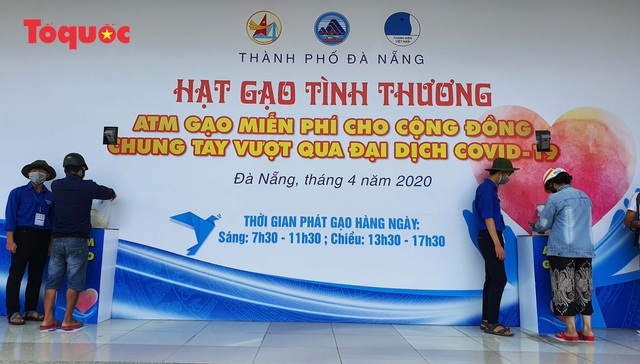 Nhiều người đến nhận hỗ trợ khi 2 máy “ATM gạo” đầu tiên ở Đà Nẵng bắt đầu hoạt động  - Ảnh 12.