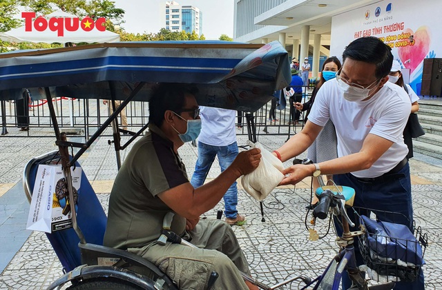 Nhiều người đến nhận hỗ trợ khi 2 máy “ATM gạo” đầu tiên ở Đà Nẵng bắt đầu hoạt động  - Ảnh 15.