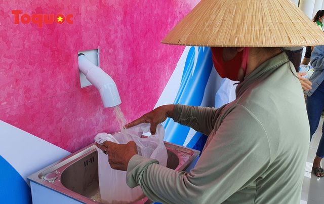 Nhiều người đến nhận hỗ trợ khi 2 máy “ATM gạo” đầu tiên ở Đà Nẵng bắt đầu hoạt động  - Ảnh 9.