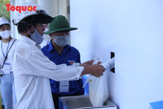 Nhiều người đến nhận hỗ trợ khi 2 máy “ATM gạo” đầu tiên ở Đà Nẵng bắt đầu hoạt động  - Ảnh 8.