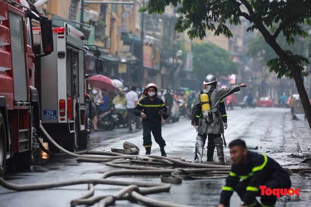 Hà Nội: Cháy lớn trên phố cổ, hàng chục người tháo cháy - Ảnh 5.
