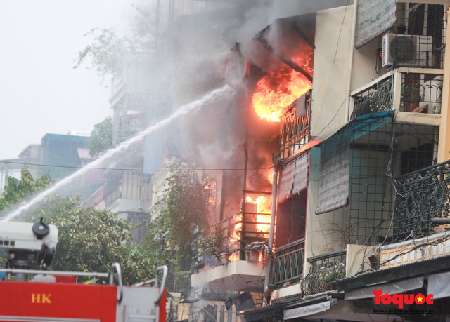 Hà Nội: Cháy lớn trên phố cổ, hàng chục người tháo cháy - Ảnh 2.