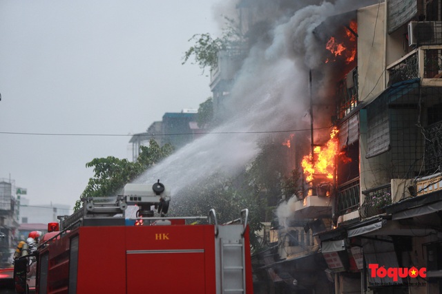 Hà Nội: Cháy lớn trên phố cổ, hàng chục người tháo cháy - Ảnh 1.