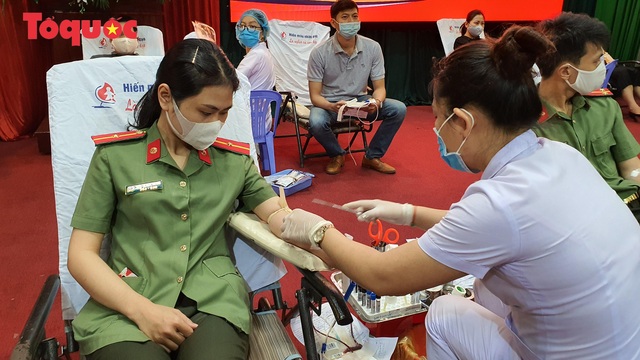 Gần 1.400 cán bộ chiến sĩ Công an TP Đà Nẵng tham gia Ngày hội hiến máu tình nguyện - Ảnh 8.