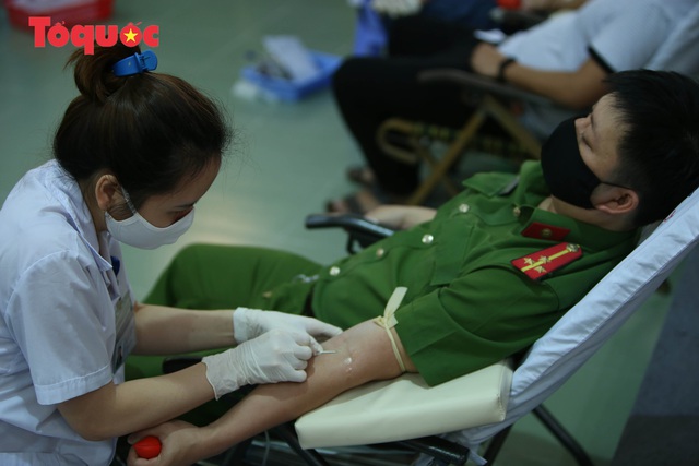 Gần 1.400 cán bộ chiến sĩ Công an TP Đà Nẵng tham gia Ngày hội hiến máu tình nguyện - Ảnh 4.