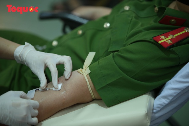 Gần 1.400 cán bộ chiến sĩ Công an TP Đà Nẵng tham gia Ngày hội hiến máu tình nguyện - Ảnh 5.