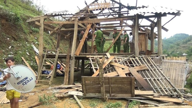 Công an tỉnh Sơn La giúp người dân khắc phục hậu quả mưa đá - Ảnh 1.