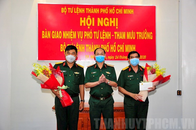 Bàn giao nhiệm vụ Phó Tư lệnh – Tham mưu trưởng Bộ Tư lệnh TP.HCM - Ảnh 1.