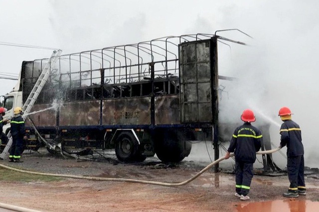 Xe tải bốc cháy dữ dội khiến hàng chục xe máy trên thùng trơ khung - Ảnh 1.