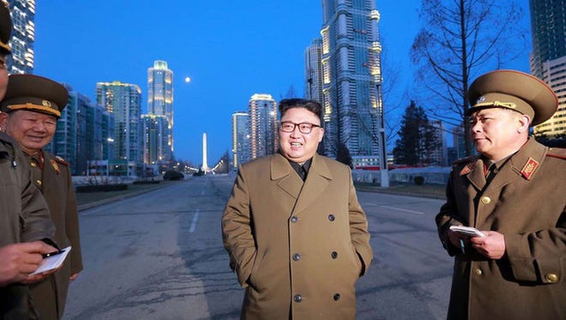 Chủ tịch Triều Tiên bất ngờ gửi lời chào đến người lao động - Ảnh 1.