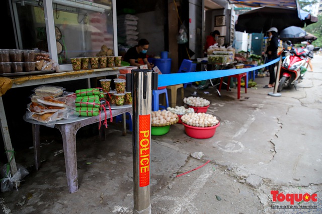 Dù hết cách li xã hội được 5 ngày, chợ Dịch Vọng ở Hà Nội vẫn tiếp tục căng dây để người mua hàng đứng xa 2m - Ảnh 2.