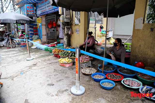 Dù hết cách li xã hội được 5 ngày, chợ Dịch Vọng ở Hà Nội vẫn tiếp tục căng dây để người mua hàng đứng xa 2m - Ảnh 3.