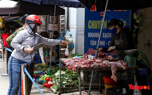 Dù hết cách li xã hội được 5 ngày, chợ Dịch Vọng ở Hà Nội vẫn tiếp tục căng dây để người mua hàng đứng xa 2m - Ảnh 7.