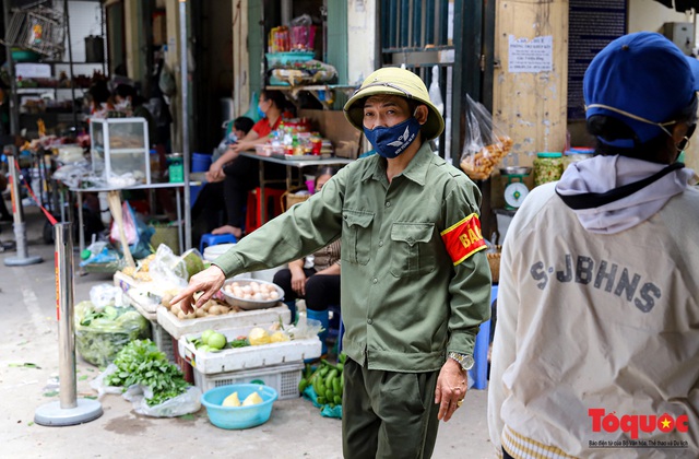 Dù hết cách li xã hội được 5 ngày, chợ Dịch Vọng ở Hà Nội vẫn tiếp tục căng dây để người mua hàng đứng xa 2m - Ảnh 4.