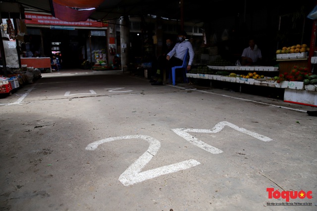 Dù hết cách li xã hội được 5 ngày, chợ Dịch Vọng ở Hà Nội vẫn tiếp tục căng dây để người mua hàng đứng xa 2m - Ảnh 8.