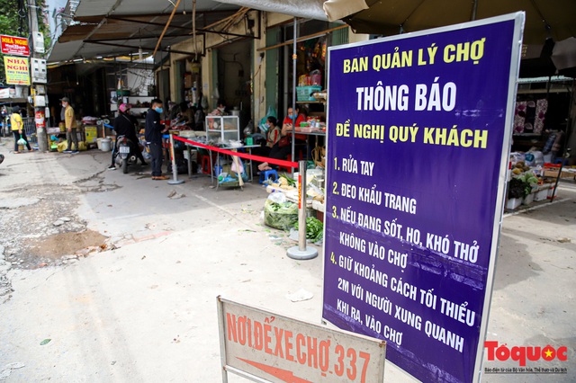 Dù hết cách li xã hội được 5 ngày, chợ Dịch Vọng ở Hà Nội vẫn tiếp tục căng dây để người mua hàng đứng xa 2m - Ảnh 6.