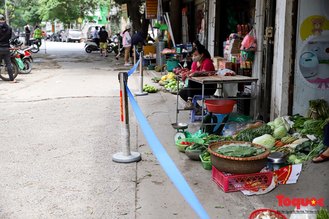 Dù hết cách li xã hội được 5 ngày, chợ Dịch Vọng ở Hà Nội vẫn tiếp tục căng dây để người mua hàng đứng xa 2m - Ảnh 10.