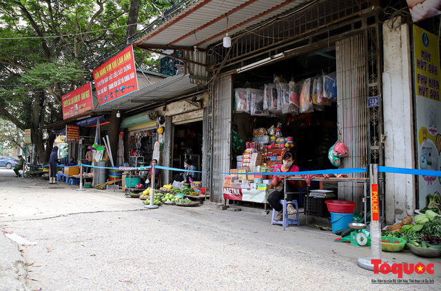 Dù hết cách li xã hội được 5 ngày, chợ Dịch Vọng ở Hà Nội vẫn tiếp tục căng dây để người mua hàng đứng xa 2m - Ảnh 1.