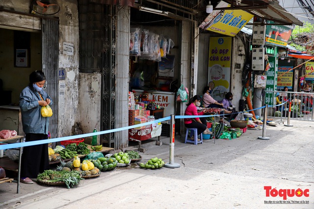 Dù hết cách li xã hội được 5 ngày, chợ Dịch Vọng ở Hà Nội vẫn tiếp tục căng dây để người mua hàng đứng xa 2m - Ảnh 11.