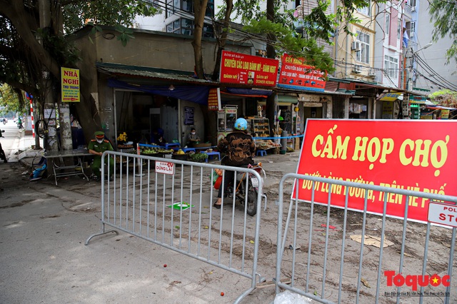 Dù hết cách li xã hội được 5 ngày, chợ Dịch Vọng ở Hà Nội vẫn tiếp tục căng dây để người mua hàng đứng xa 2m - Ảnh 5.
