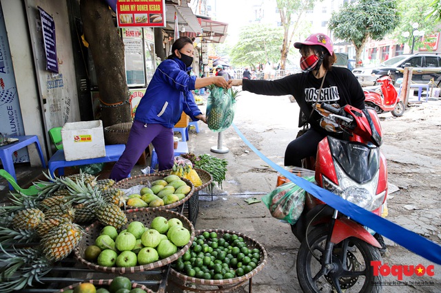 Dù hết cách li xã hội được 5 ngày, chợ Dịch Vọng ở Hà Nội vẫn tiếp tục căng dây để người mua hàng đứng xa 2m - Ảnh 9.