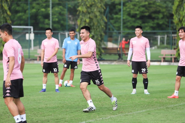 CLB Hà Nội miệt mài tập luyện chờ ngày bóng lăn - Ảnh 1.