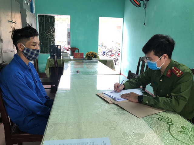 Bị kiểm tra bất ngờ, nam thanh niên lộ ra nhiều gói ma túy dạng đá - Ảnh 1. Bị kiểm tra bất ngờ, nam thanh niên lộ ra nhiều gói ma túy dạng đá - Ảnh 1.