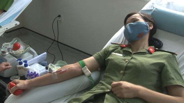 Chỉ trong một ngày, Công an TP Huế tham gia hiến hơn 67.000 ml máu - Ảnh 1.