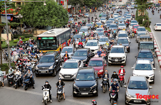 Người dân đổ dồn về quê nghỉ lễ, đường phố Hà Nội  đông nghịt người trở lại sau thời gian giãn cách xã hội - Ảnh 5.