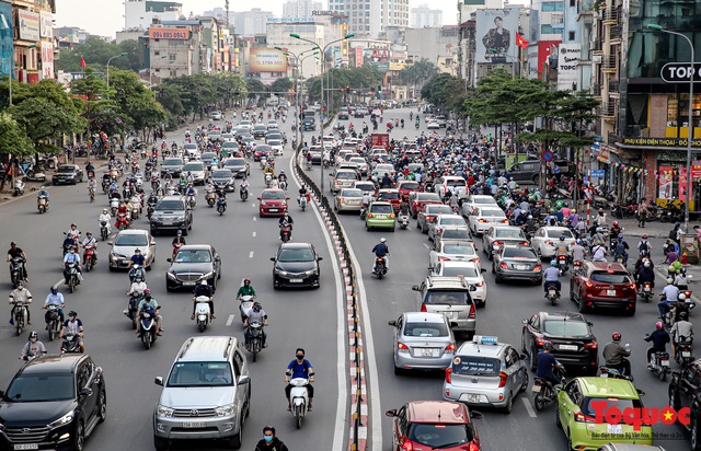 Người dân đổ dồn về quê nghỉ lễ, đường phố Hà Nội  đông nghịt người trở lại sau thời gian giãn cách xã hội - Ảnh 7.