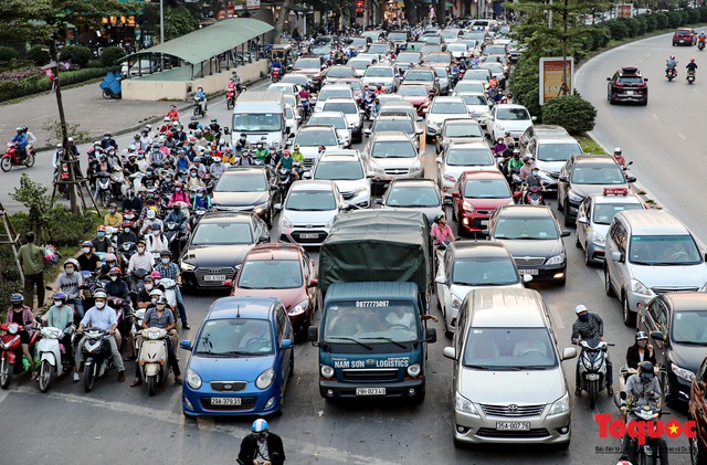 Người dân đổ dồn về quê nghỉ lễ, đường phố Hà Nội  đông nghịt người trở lại sau thời gian giãn cách xã hội - Ảnh 6.