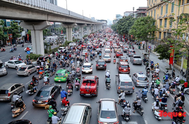 Người dân đổ dồn về quê nghỉ lễ, đường phố Hà Nội  đông nghịt người trở lại sau thời gian giãn cách xã hội - Ảnh 9.