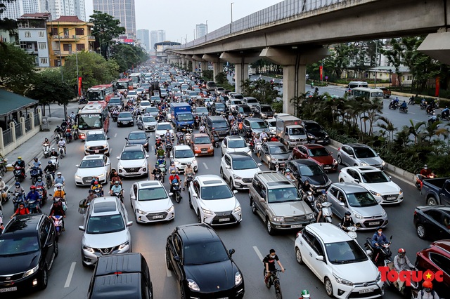 Người dân đổ dồn về quê nghỉ lễ, đường phố Hà Nội  đông nghịt người trở lại sau thời gian giãn cách xã hội - Ảnh 11.