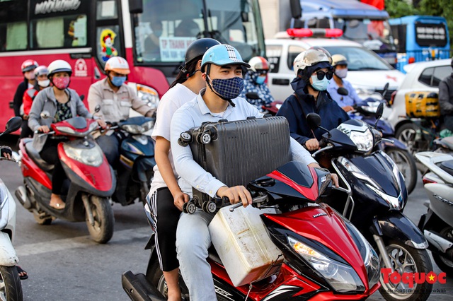 Người dân đổ dồn về quê nghỉ lễ, đường phố Hà Nội  đông nghịt người trở lại sau thời gian giãn cách xã hội - Ảnh 3.