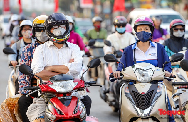 Người dân đổ dồn về quê nghỉ lễ, đường phố Hà Nội  đông nghịt người trở lại sau thời gian giãn cách xã hội - Ảnh 4.