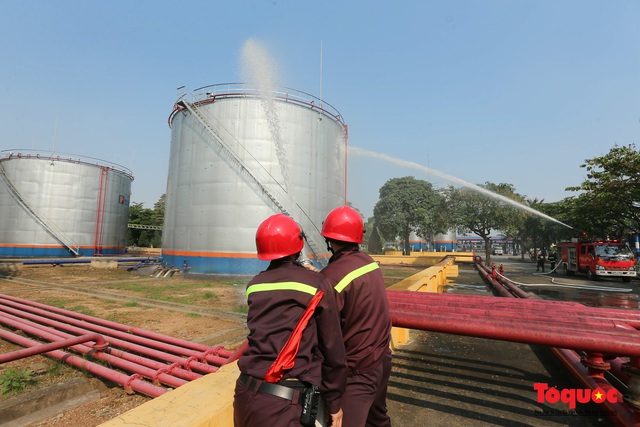 Kiểm tra an toàn phòng cháy chữa cháy tại Tổng kho xăng dầu Đức Giang - Ảnh 9.