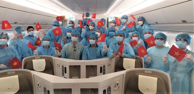 Cấp vé máy bay miễn phí cho hành khách là cán bộ y tế phòng chống dịch trên đường bay nội địa - Ảnh 1.