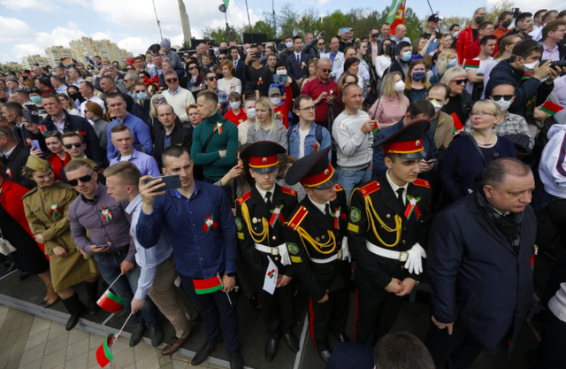 Trái ngược hai lễ kỷ niệm Ngày Chiến thắng Phát-xít Đức tại Nga và Belarus - Ảnh 4.