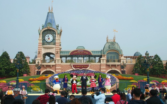 Những hình ảnh chưa từng thấy trong ngày công viên Disney đầu tiên trên thế giới tái mở cửa - Ảnh 1.