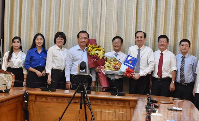Phó Chủ tịch Thường trực UBND TP.HCM Lê Thanh Liêm trao quyết định và chúc mừng đồng chí Trần Quang Thảo.