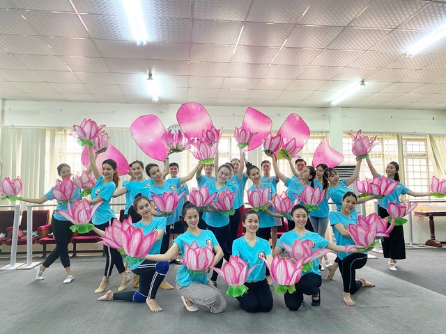 Nghệ sĩ miệt mài tập luyện cho chương trình nghệ thuật đặc biệt Dâng Người tiếng hát mùa Xuân- kỷ niệm 130 năm Ngày sinh Chủ tịch Hồ Chí Minh - Ảnh 4.