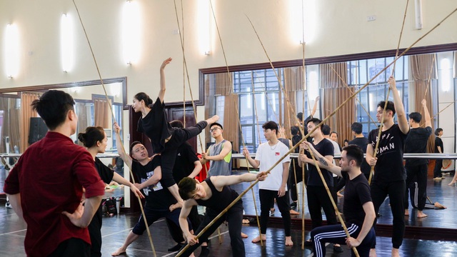 Nghệ sĩ miệt mài tập luyện cho chương trình nghệ thuật đặc biệt Dâng Người tiếng hát mùa Xuân- kỷ niệm 130 năm Ngày sinh Chủ tịch Hồ Chí Minh - Ảnh 10.