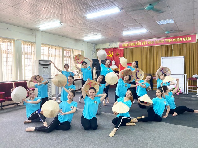 Nghệ sĩ miệt mài tập luyện cho chương trình nghệ thuật đặc biệt Dâng Người tiếng hát mùa Xuân- kỷ niệm 130 năm Ngày sinh Chủ tịch Hồ Chí Minh - Ảnh 3.