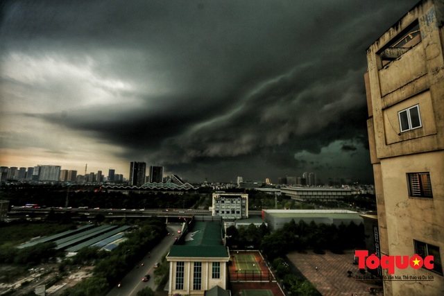 Hà Nội: Hình ảnh cơn giông kinh hoàng đổ bộ về Thủ đô - Ảnh 10.