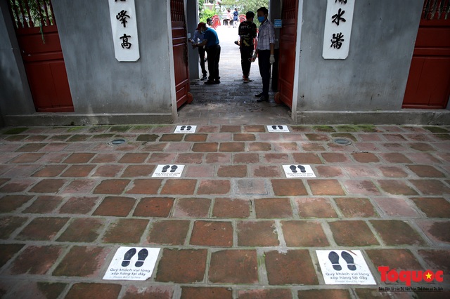 Các điểm di tích của Hà Nội ảm đạm trong ngày đầu tiên  mở cửa đón khách tham quan trở lại  - Ảnh 8.